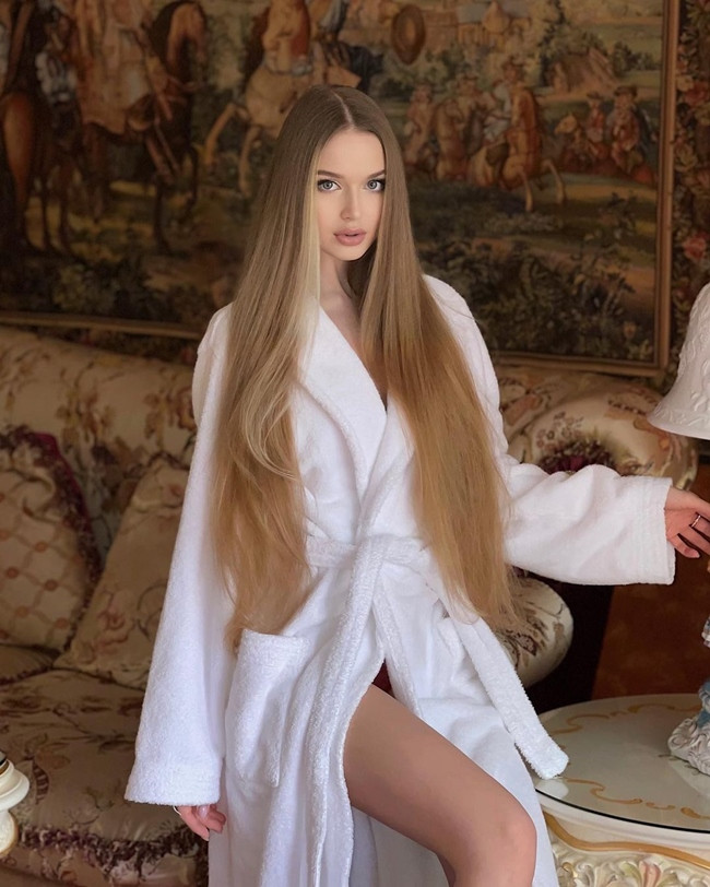 Người đẹp từng tham gia cuộc thi Hoa hậu Nga 2016. Khi đó cô mới 18 tuổi. Ngoài ra cô từng tham gia nhiều cuộc thi nhan sắc khác như Miss Rusia 2016, Young Miss Volgogard 2015,...