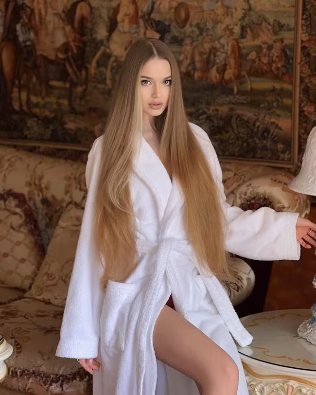 Người đẹp từng tham gia cuộc thi Hoa hậu Nga 2016. Khi đó cô mới 18 tuổi. Ngoài ra cô từng tham gia nhiều cuộc thi nhan sắc khác như Miss Rusia 2016, Young Miss Volgogard 2015,...