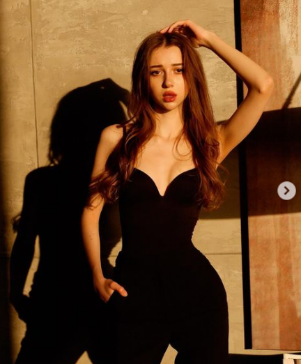 May mắn có được vòng 2 "thắt đáy lưng ong", cô còn gây mê người nhìn bởi đường rãnh bụng sâu hun hút.