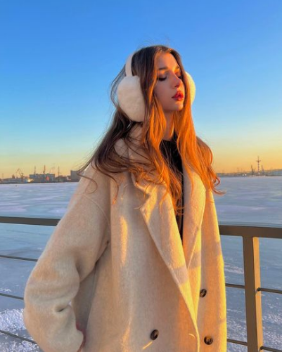 Chẳng những sở hữu thân hình mảnh mai, cô nàng còn gây ấn tượng bởi vòng eo siêu mỏng.