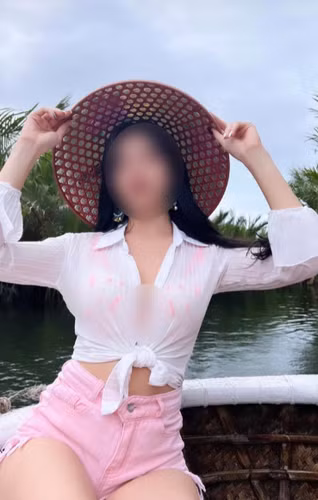 Ở ngoài đời, cô gái này theo đuổi phong cách gợi cảm và không ngần ngại tạo dáng hở bạo với những trang phục mát mẻ.