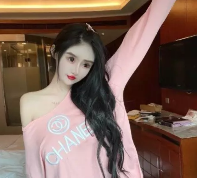 Dù bị ngăn cản nhưng Na Na vẫn quyết sẽ tiếp tục thực hiện "dao kéo" trong tương lai. Ảnh: Tổng hợp