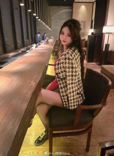 Từng là cái tên nổi đình đám, Tiểu Z Na Na được đặt biệt danh "người nghiện phẫu thuật thẩm mỹ trẻ tuổi nhất Trung Quốc" sau khi tuyên bố bản thân đã trải qua không dưới 100 lần dao kéo để cải thiện ngoại hình, và tất cả diễn ra chỉ trong vòng 3 năm.