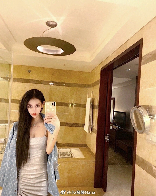 Vào đầu năm 2022, "hot girl mặt rắn" lại trở thành đề tài bàn tán khi xuất hiện một video thuộc kênh Youtube nổi tiếng.