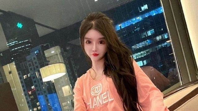 Mặc dù Chuna tiết lộ đã trải qua những phản ứng phụ nghiêm trọng do nghiện phẫu thuật thẩm mỹ, như mất trí nhớ và sẹo vĩnh viễn, cô gái 17 tuổi nói rằng "tất cả đều xứng đáng".