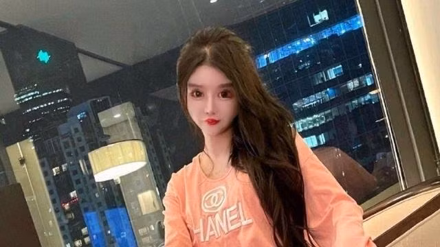 Mặc dù Chuna tiết lộ đã trải qua những phản ứng phụ nghiêm trọng do nghiện phẫu thuật thẩm mỹ, như mất trí nhớ và sẹo vĩnh viễn, cô gái 17 tuổi nói rằng "tất cả đều xứng đáng".