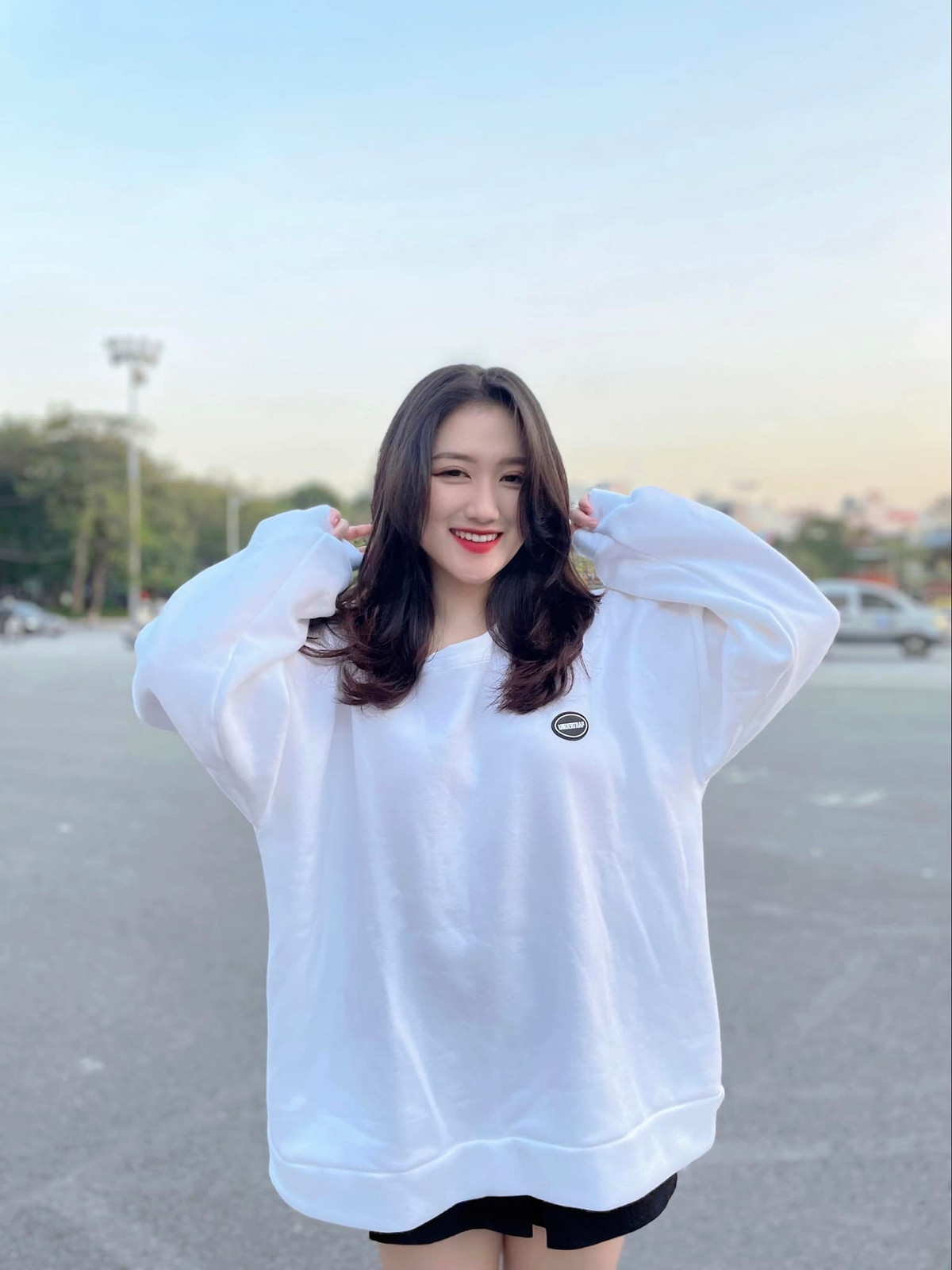 Là một sinh viên năng nổ, nhiệt huyết, Linh từng tham gia nhiều sự kiện sinh viên và lọt top 10 cuộc thi Hoa khôi của trường Báo.