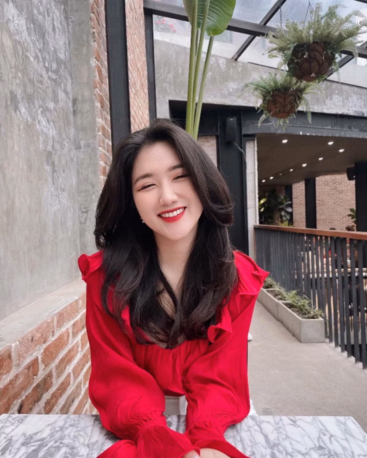 Nữ MC xinh đẹp 21 tuổi sở hữu vẻ ngoài xinh xắn, nụ cười trong trẻo.