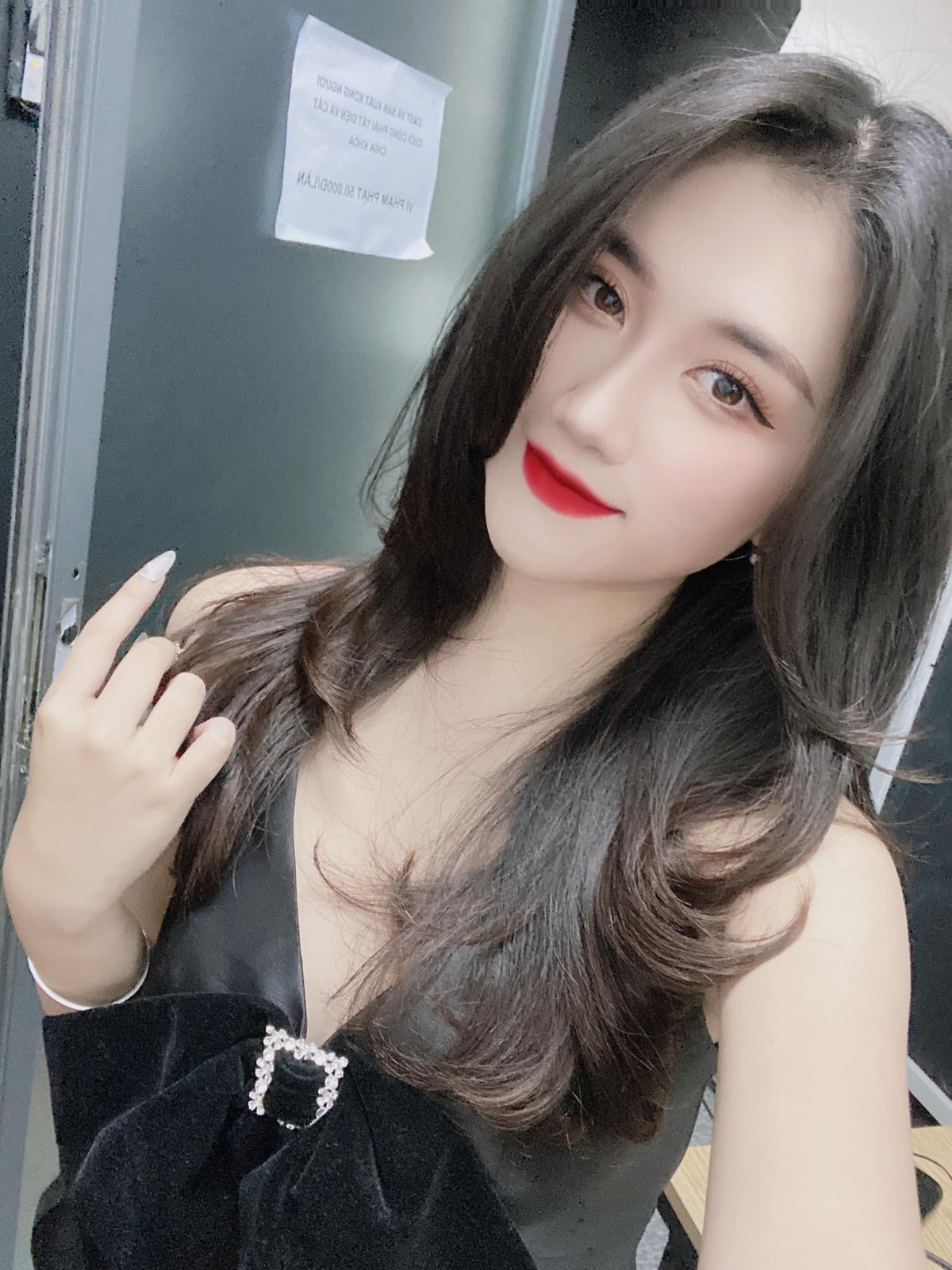 Linh Nắng thường chuộng phong cách thời trang quyến rũ, gợi cảm và đa dạng trong cuộc sống hàng ngày.