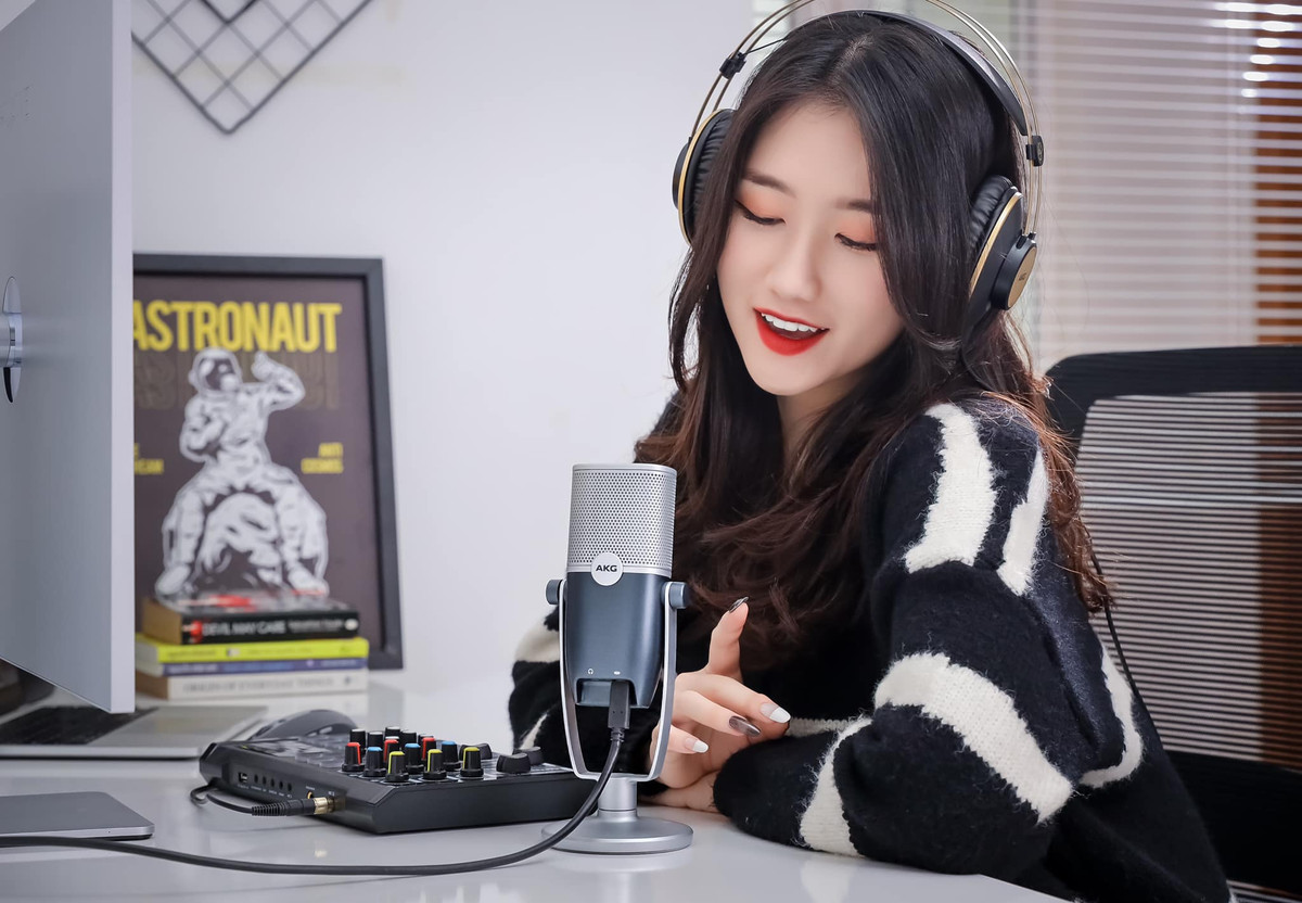 Sớm dấn thân vào lĩnh vực dẫn chương trình, Linh từng dẫn dắt nhiều sự kiện, hội nghị khác nhau và chính thức trở thành MC trong lĩnh vực thể thao điện tử khoảng một năm nay.