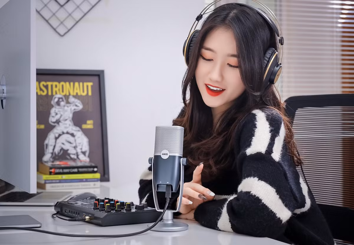 Sớm dấn thân vào lĩnh vực dẫn chương trình, Linh từng dẫn dắt nhiều sự kiện, hội nghị khác nhau và chính thức trở thành MC trong lĩnh vực thể thao điện tử khoảng một năm nay.