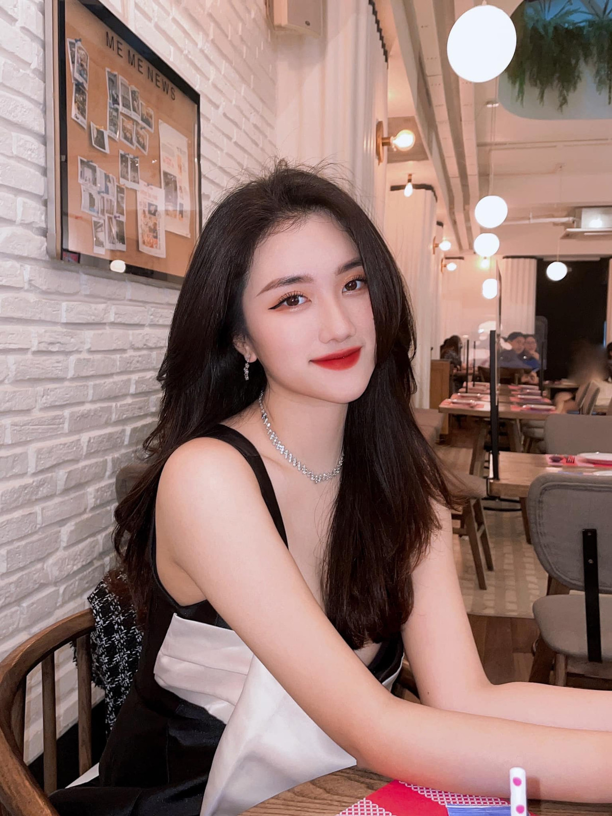 Ngay từ thời điểm còn ngồi trên giảng đường, nữ sinh đã được biết đến với hình tượng đa tài, năng động và là gương mặt quen thuộc trong nhiều cuộc thi sắc đẹp, tài năng.