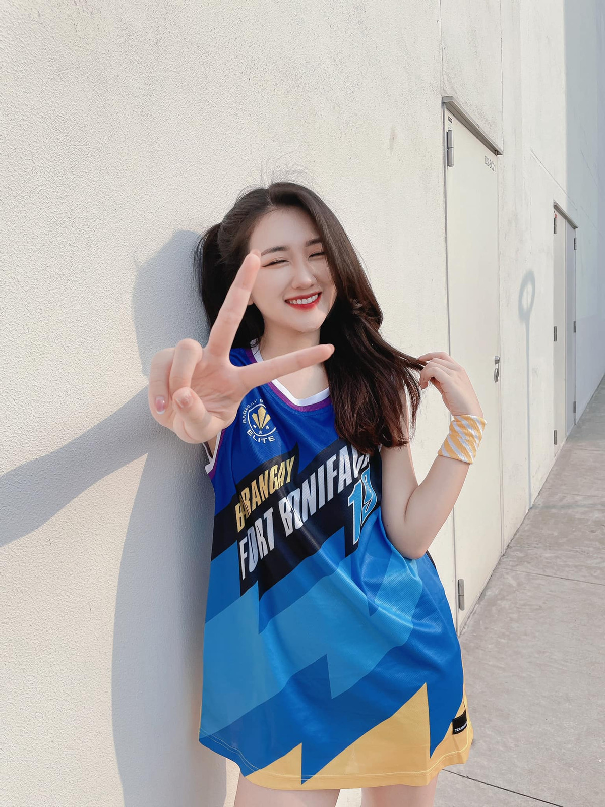 Bùi Phương Linh (hay còn được biết đến với nickname Linh Nắng) là nữ MC mới nổi lên thời gian gần đây. Cô nàng hiện học tại Học viện Báo chí và Tuyên truyền.