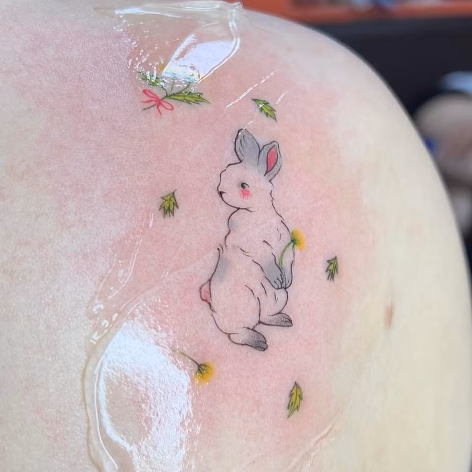 Đến tận hôm nay cô nàng mới thực sự mạnh dạn làm điều đó, không phải một mà những 3 hình xăm cùng lúc.