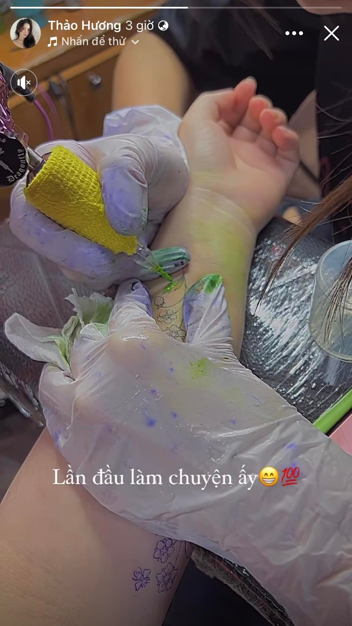 Mới đây, Thảo Nari khoe lên story cá nhân về lần đầu tiên đi xăm, vốn theo đuổi phong cách nhẹ nhàng nên gái xinh đình đám tạo dấu ấn cho mình bằng những hình xăm dễ thương, đáng yêu.