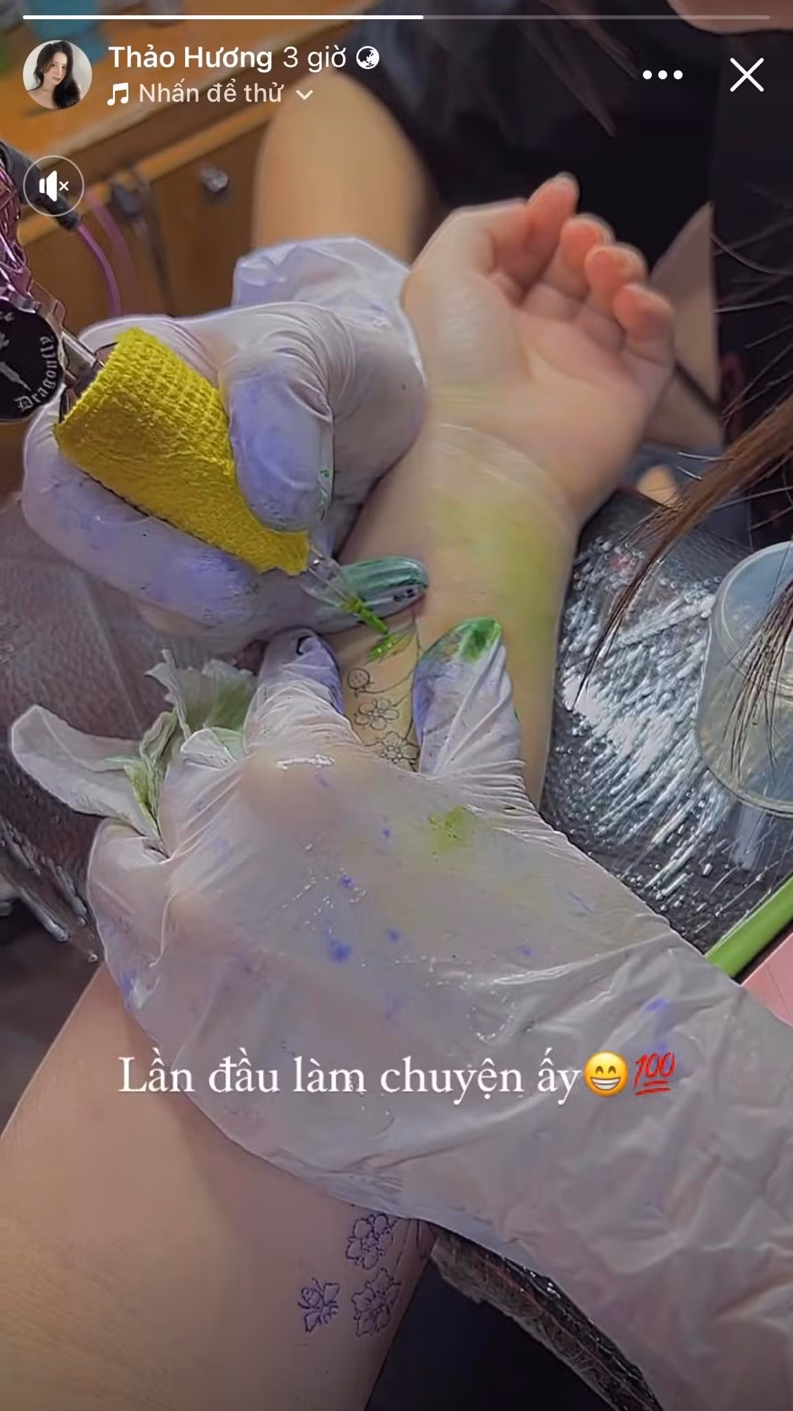 Mới đây, Thảo Nari khoe lên story cá nhân về lần đầu tiên đi xăm, vốn theo đuổi phong cách nhẹ nhàng nên gái xinh đình đám tạo dấu ấn cho mình bằng những hình xăm dễ thương, đáng yêu.