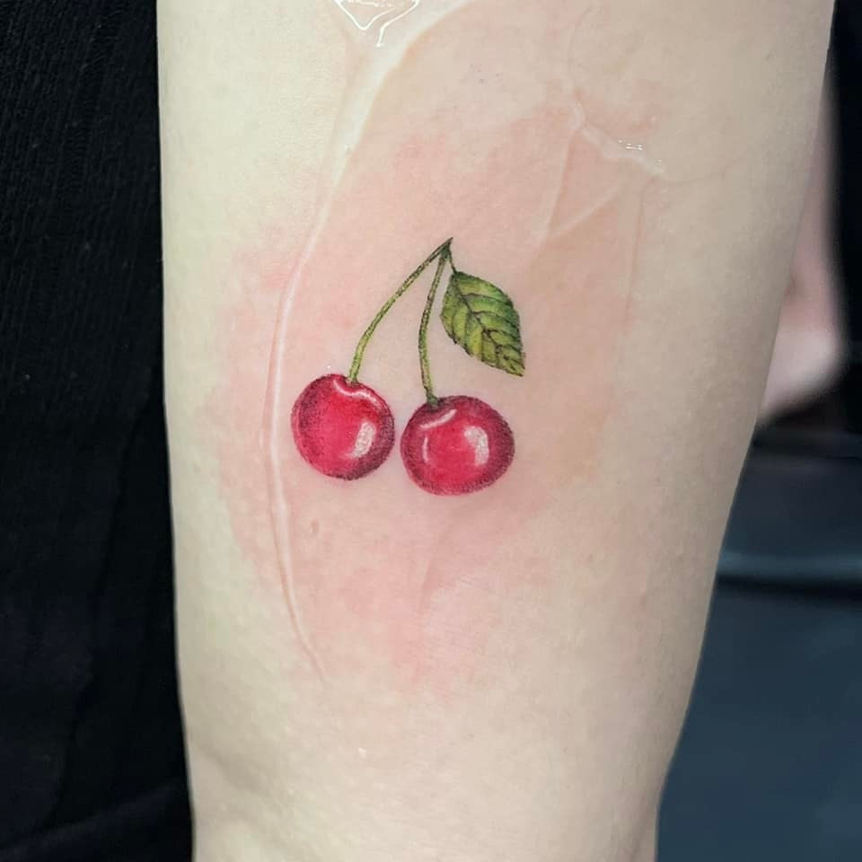 Mỹ nhân 9X không xăm màu đen thông thường như bao người khác, cô chọn hình nhỏ nhắn nhưng có màu khá sinh động là chú thỏ trắng, cây dâu tây và quả cherry.