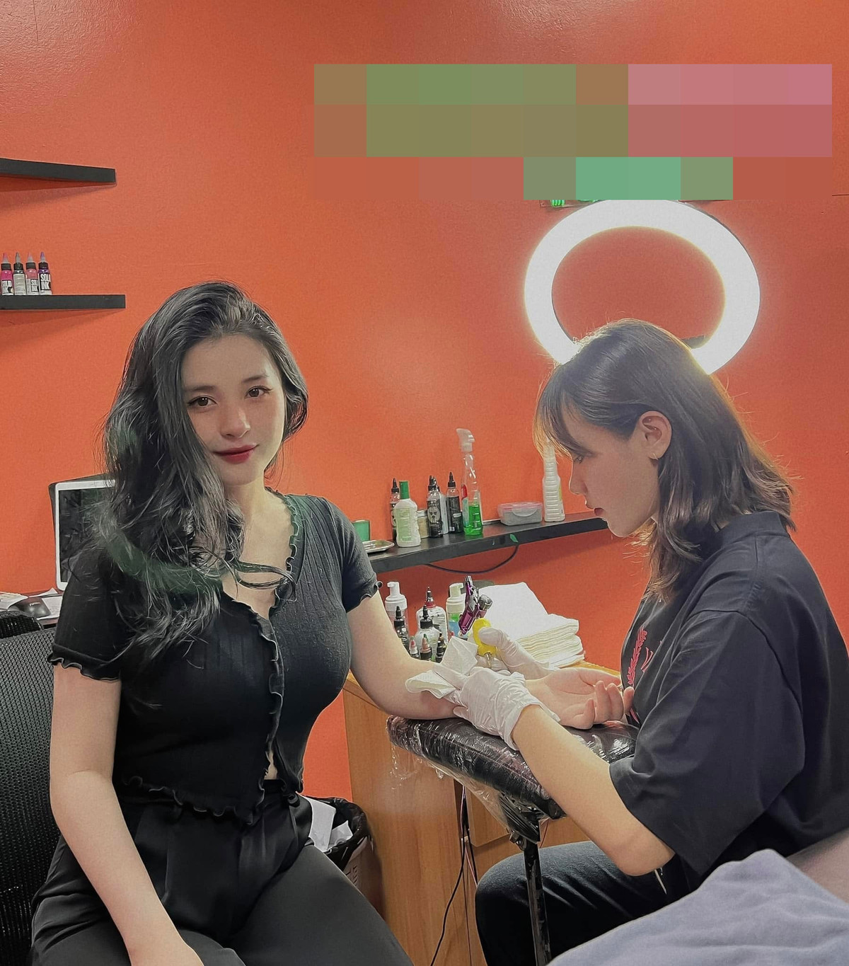 Vì quá háo hức và vui mừng nên Thảo Nari liền khoe ngay cho fan biết, ngay khi vừa hoàn thành xong những hình xăm "nóng hổi".