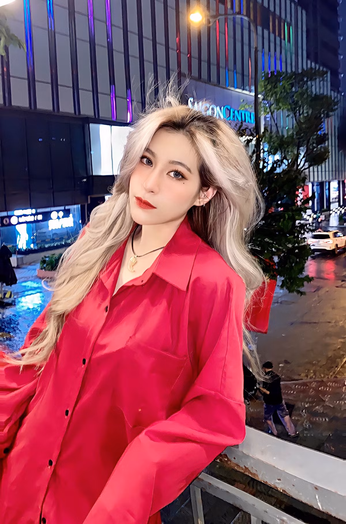 Bảo Trân luôn muốn “thoát xác” khỏi những điều gò bó, khuôn khổ. Bởi thế, cô luôn làm mới bản thân và đặc biệt rất thích thay đổi màu tóc thường xuyên.