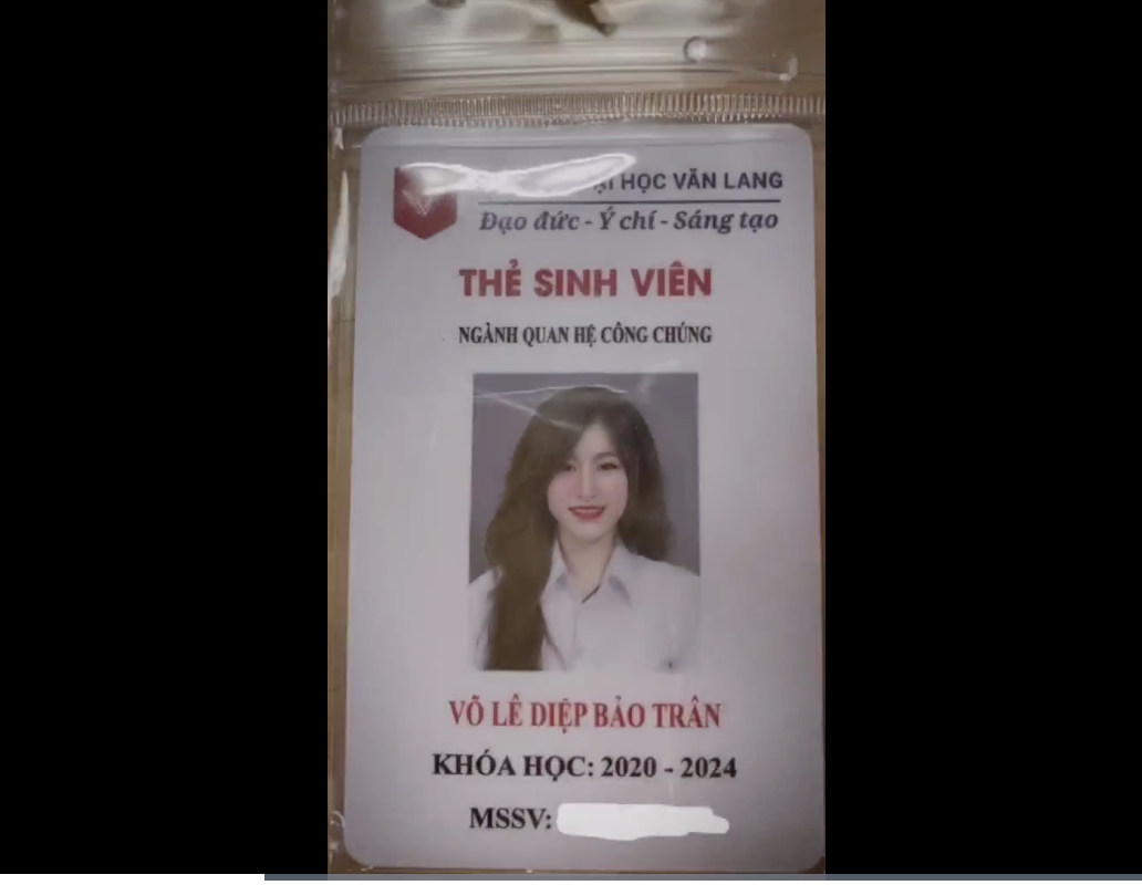 Gần đây, MXH TikTok phát sốt với bức ảnh thẻ của một gái xinh, không cần đến photoshop, cũng chẳng cần xài app trang điểm xịn xò cô gái này nhanh chóng thu hút sự chú ý.