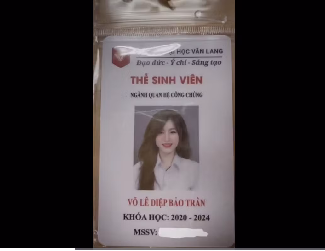 Gần đây, MXH TikTok phát sốt với bức ảnh thẻ của một gái xinh, không cần đến photoshop, cũng chẳng cần xài app trang điểm xịn xò cô gái này nhanh chóng thu hút sự chú ý.