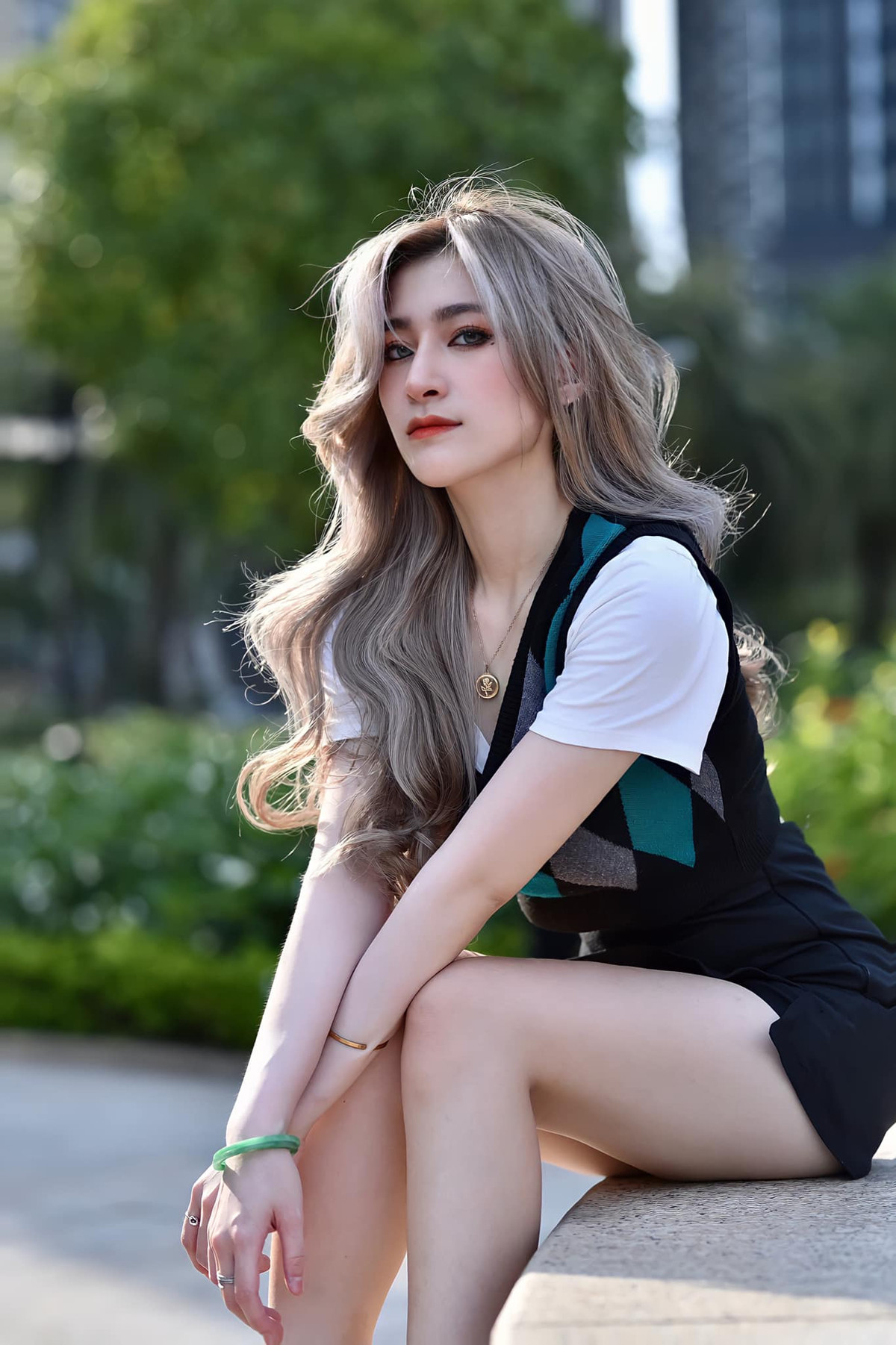 Cô còn gây ấn tượng với hình tượng nữ sinh hiện đại, xinh đẹp và năng động.