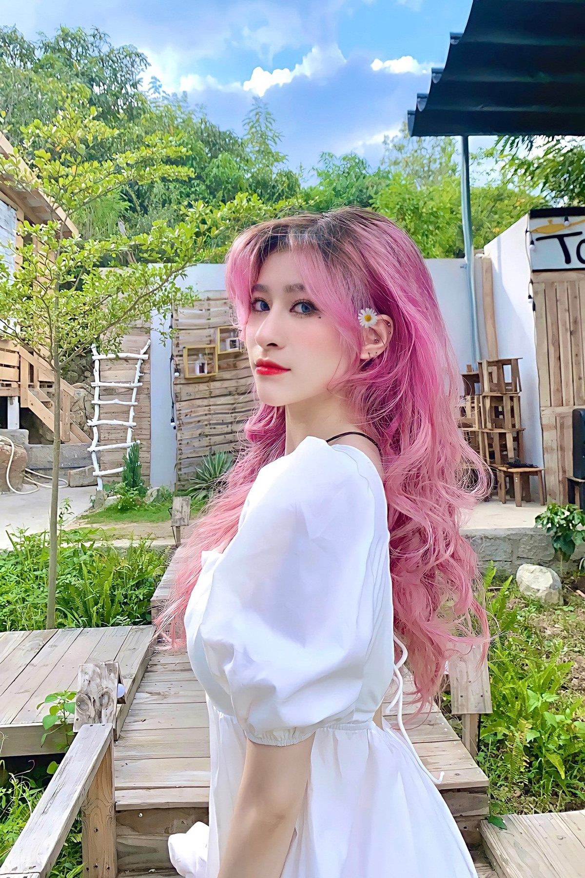 Cô nàng tự nhận bản thân không có thú vui sưu tầm những bộ hàng hiệu đắt đỏ, do đó số tiền dư dả mỗi tháng được Trân nhờ mẹ gửi vào tài khoản ngân hàng hay làm sổ tiết kiệm.