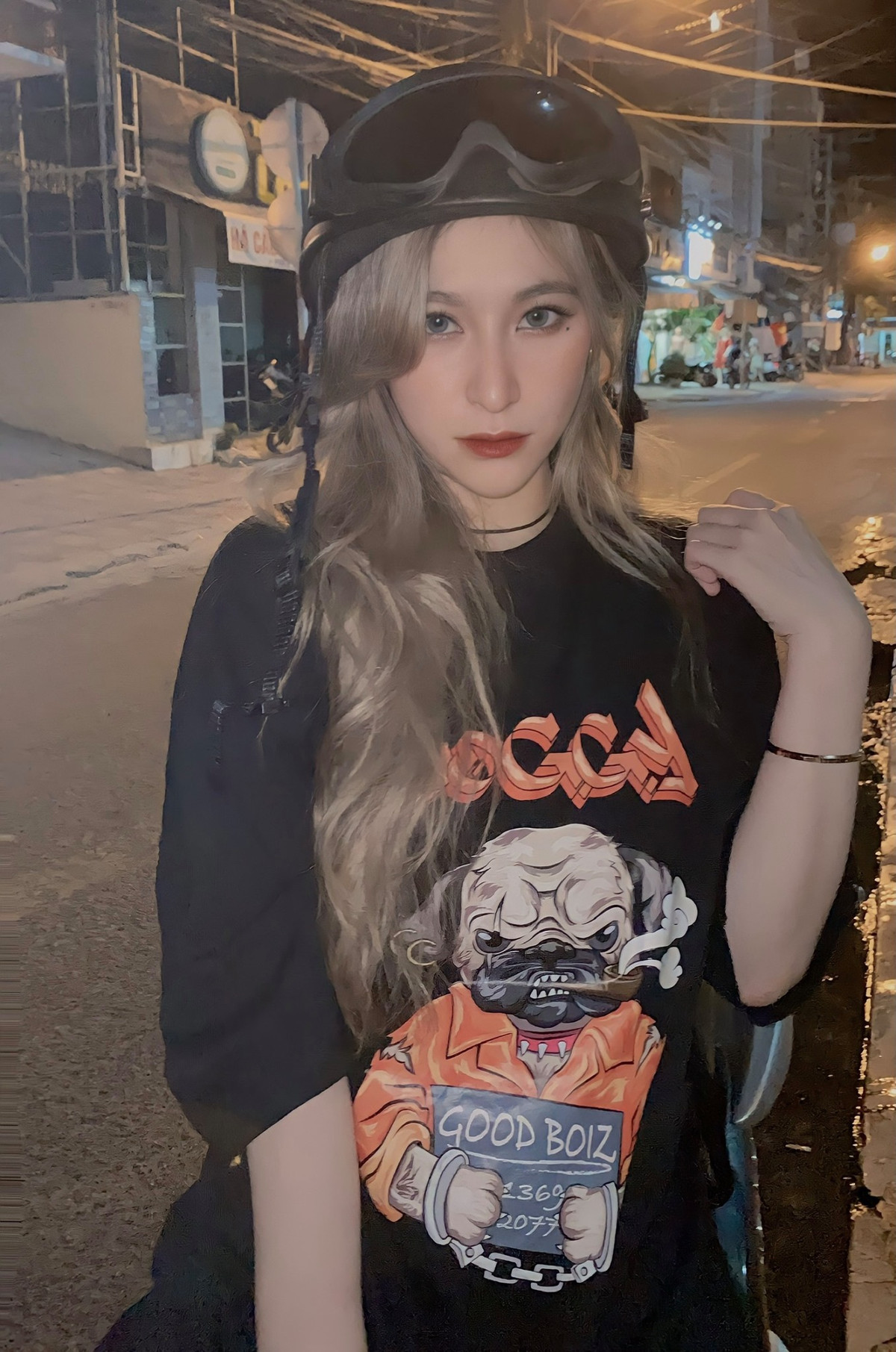 Dù đổi màu nhuộm liên tục nhưng mái tóc của cô vẫn giữ được nét chắc khỏe, tràn đầy sức sống.