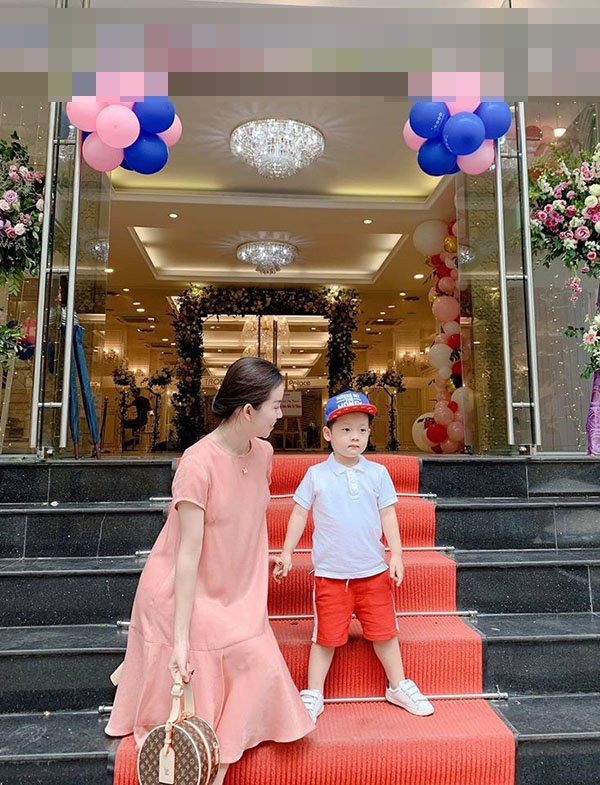 Trải qua thời gian, chuyện tình giữa Ly Kute và chàng cầu thủ dần khép lại. Họ chuyên tâm trở thành những ông bố bà mẹ, chăm chút cho con. Ảnh: FBNV