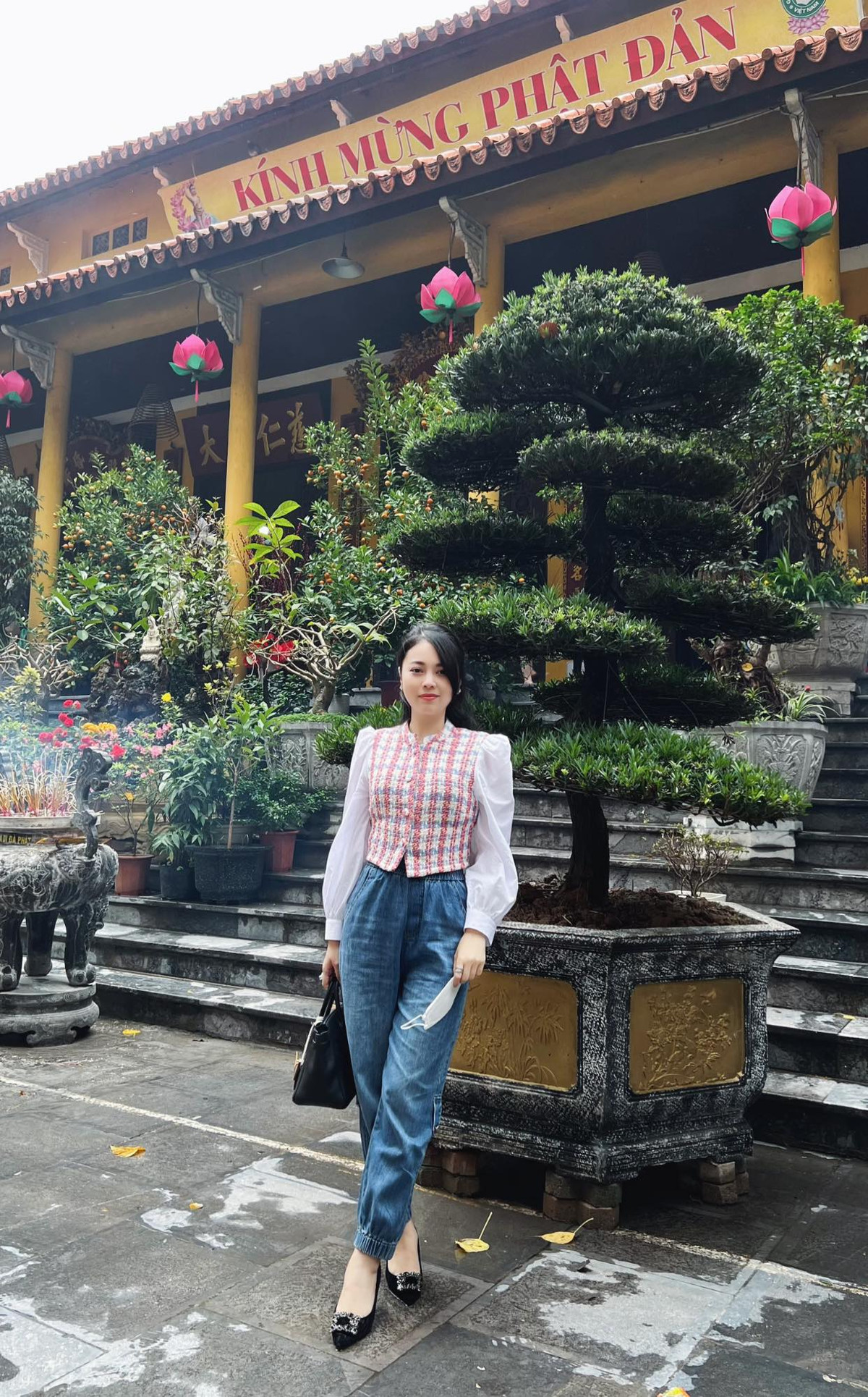 Khoảnh khắc hai "bà trùm" trong giới bất động sản chung khung hình đã làm netizen thích thú bởi cả hai đều sở hữu nhan sắc mặn mà, xinh đẹp dù đã ngoài 30.