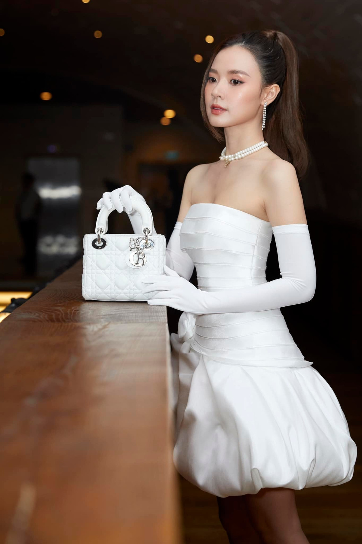 Nếu Hằng Túi từ lâu đã gắn liền với danh xưng hot mom, hiện đang chăm lo cho 5 người con đẻ và 1 người con nuôi thì Midu hiện vẫn đang "độc thân vui tính".