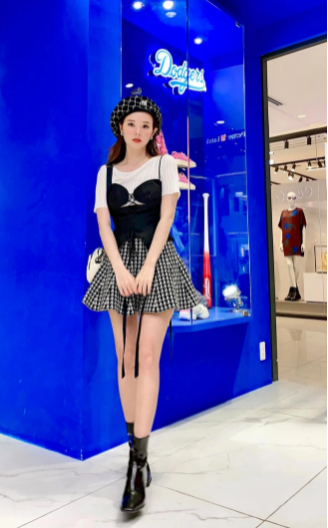 Đứng cạnh người chị lâu năm, cựu hot girl Midu nổi bật hơn cả với dung nhan không tuổi. Dù chưa lập gia đình và sinh con thế nhưng Midu luôn nổi bật ở bất cứ đâu.