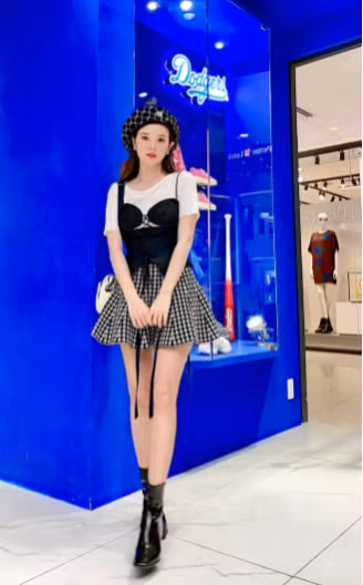 Đứng cạnh người chị lâu năm, cựu hot girl Midu nổi bật hơn cả với dung nhan không tuổi. Dù chưa lập gia đình và sinh con thế nhưng Midu luôn nổi bật ở bất cứ đâu.