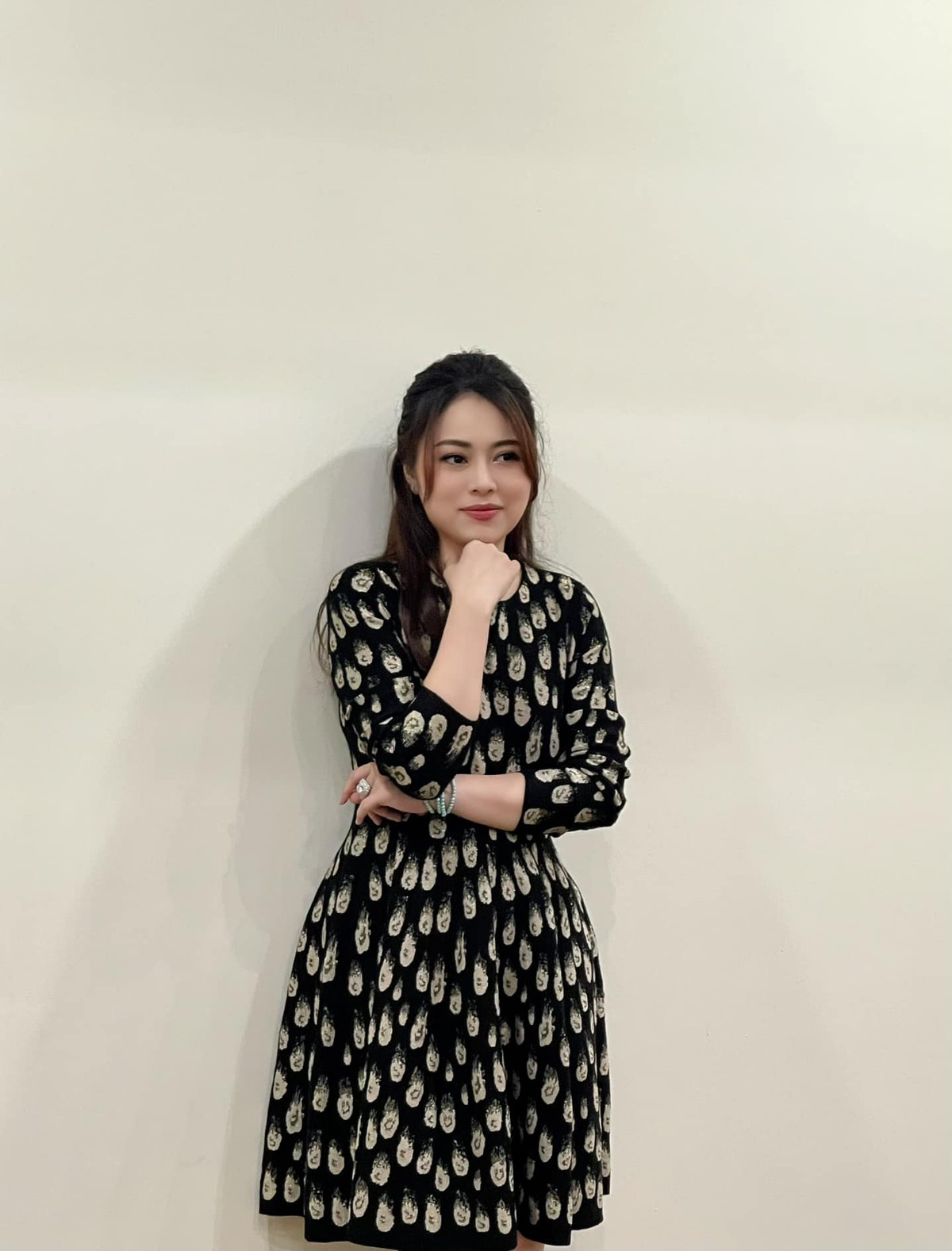 Chia sẻ khoảnh khắc hội ngộ lên MXH, tự gọi bản thân là người chị gái lực điền, hot mom Hà thành đặt biệt danh cho Midu là "người em gái xinh đẹp mong manh".