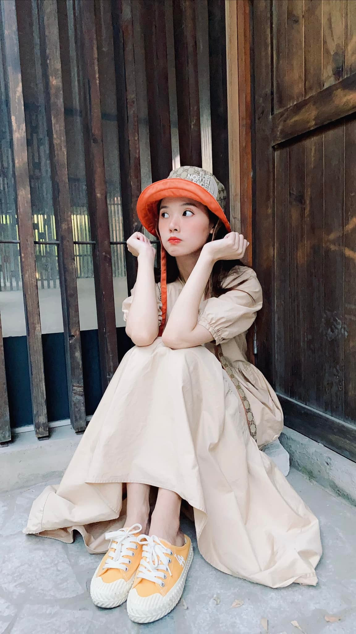 Gần đây nhất, cựu hot girl còn gây bão khi bán hàng loạt lô đất, chốt kèo chỉ trong vòng 60 phút dù thậm chí còn chưa tiết lộ vị trí bán.