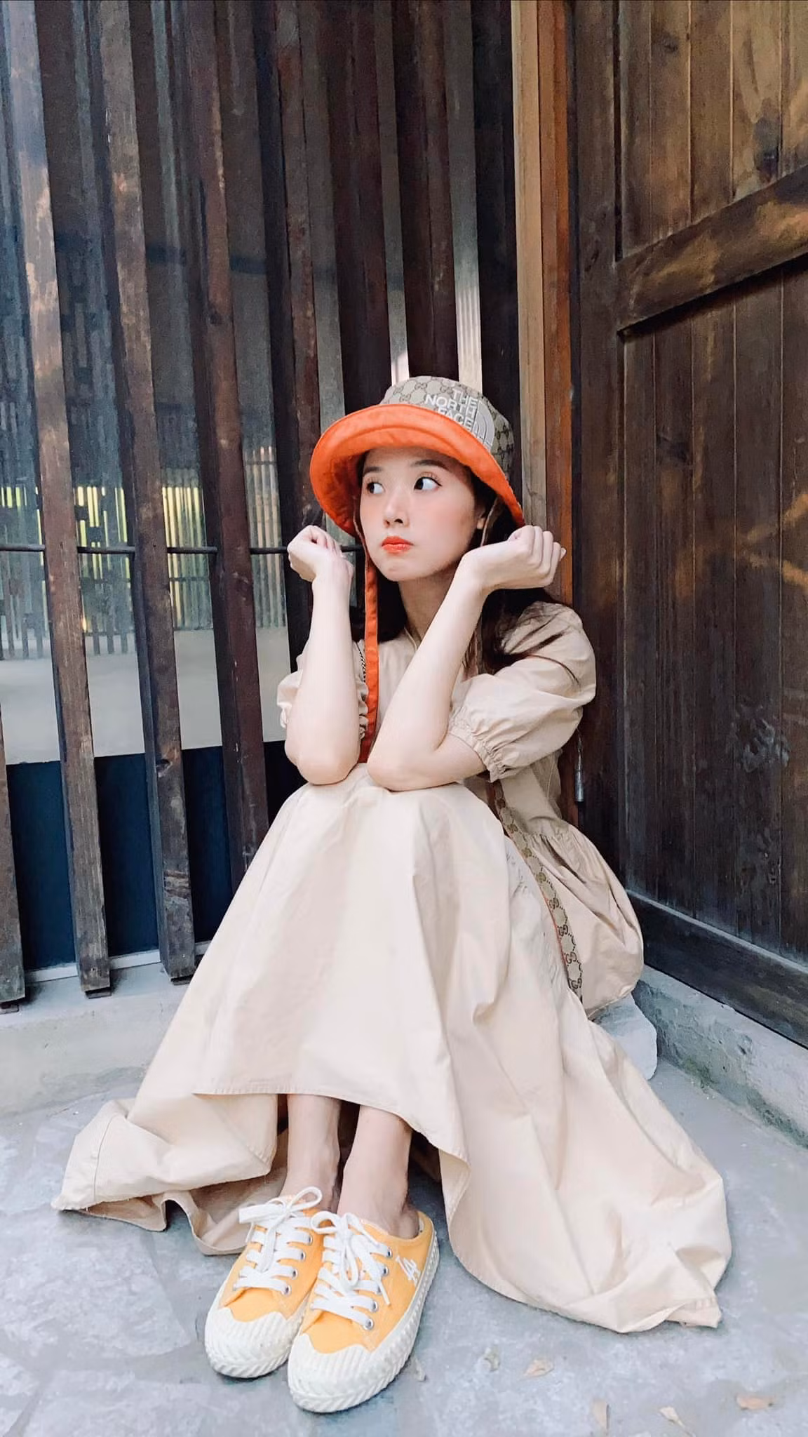 Gần đây nhất, cựu hot girl còn gây bão khi bán hàng loạt lô đất, chốt kèo chỉ trong vòng 60 phút dù thậm chí còn chưa tiết lộ vị trí bán.