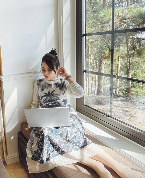 Xuất hiện trong ảnh, ngoài Hằng "Túi", ngọc nữ Midu cũng gây ấn tượng với vẻ ngoài xinh đẹp, cuốn hút chuẩn người phụ nữ thành đạt.