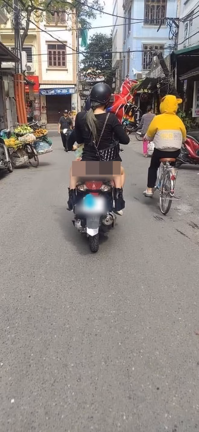 Hay cô gái ngồi sau xe máy này cũng là trường hợp đáng lên án khi mặc đồ bó sát, để lộ vòng 3 nhạy cảm khiến bất kì ai đi phía sau cũng phải ngại ngùng.