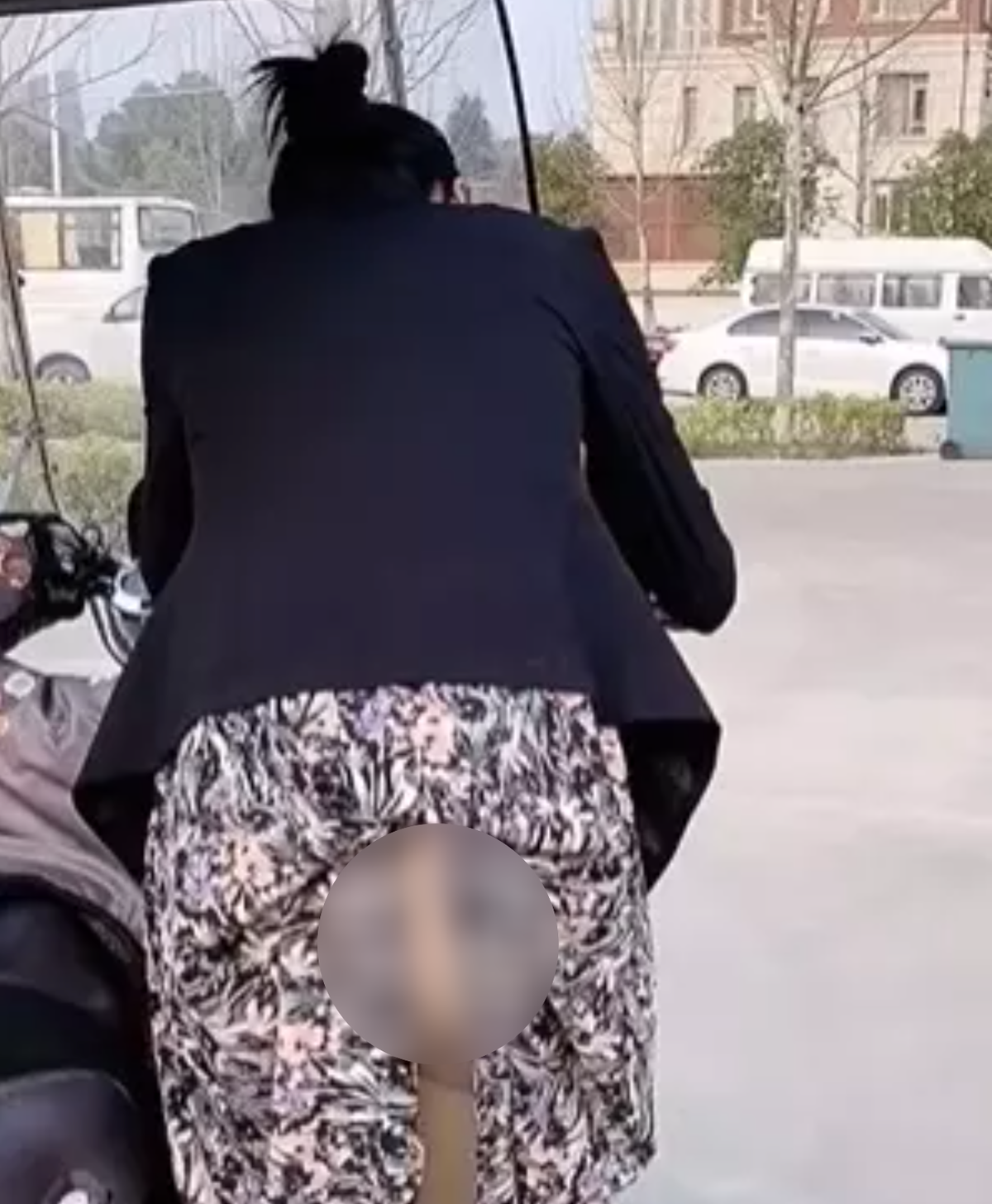 Trường hợp cô gái này với ngoại hình cao ráo, bước xuống từ xe máy với một bộ đồ khá chỉn chu nhưng lại trở thành tâm điểm bàn tán.