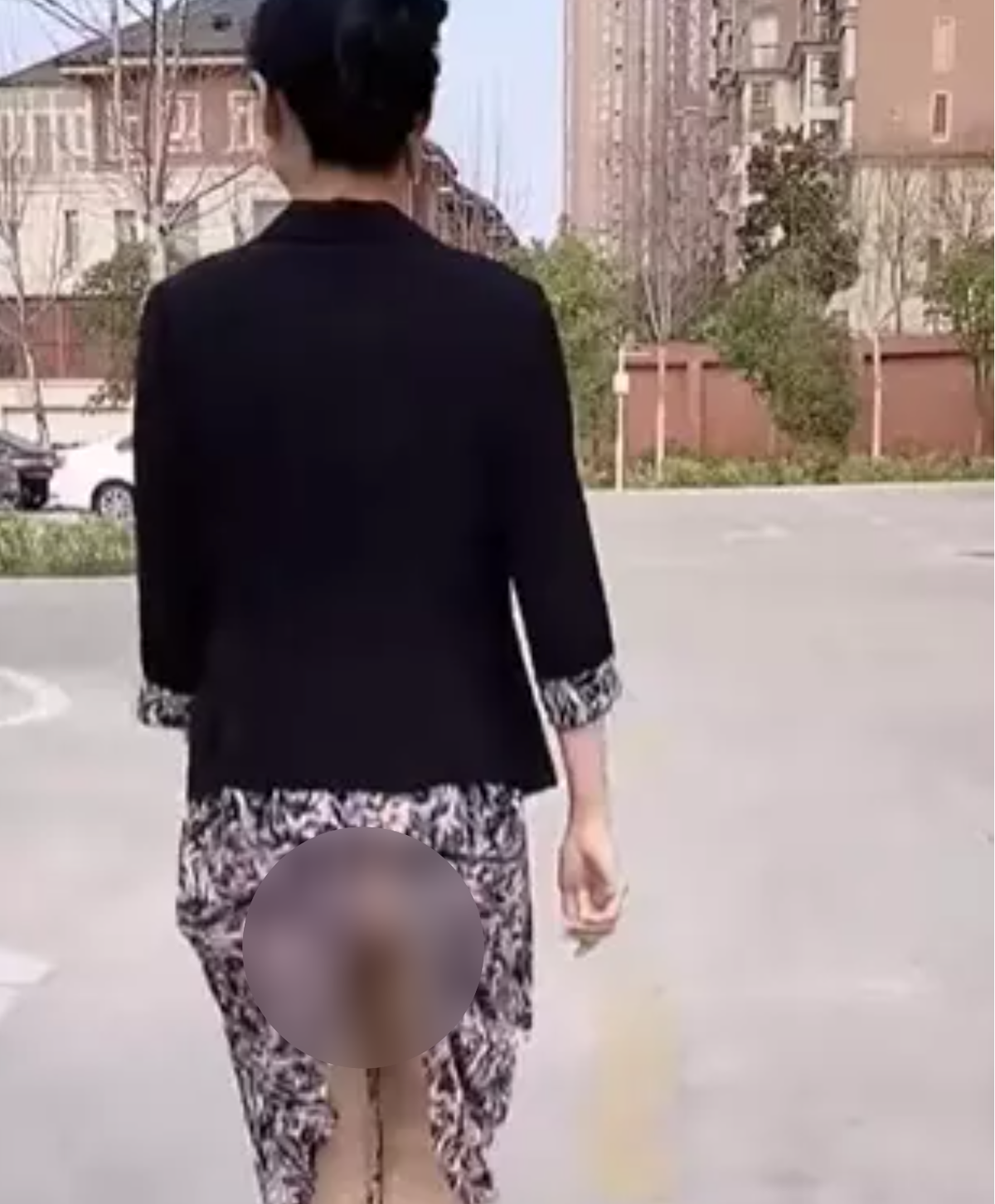 Theo đó, trong lúc không để ý phần đuôi váy đã bị kẹp lên cạp quần khiến người này để lộ gần hết vòng 3 mà không hề hay biết. Nhưng do nữ chính đã mặc quần tất da nên không gây ra quá nhiều phản cảm.