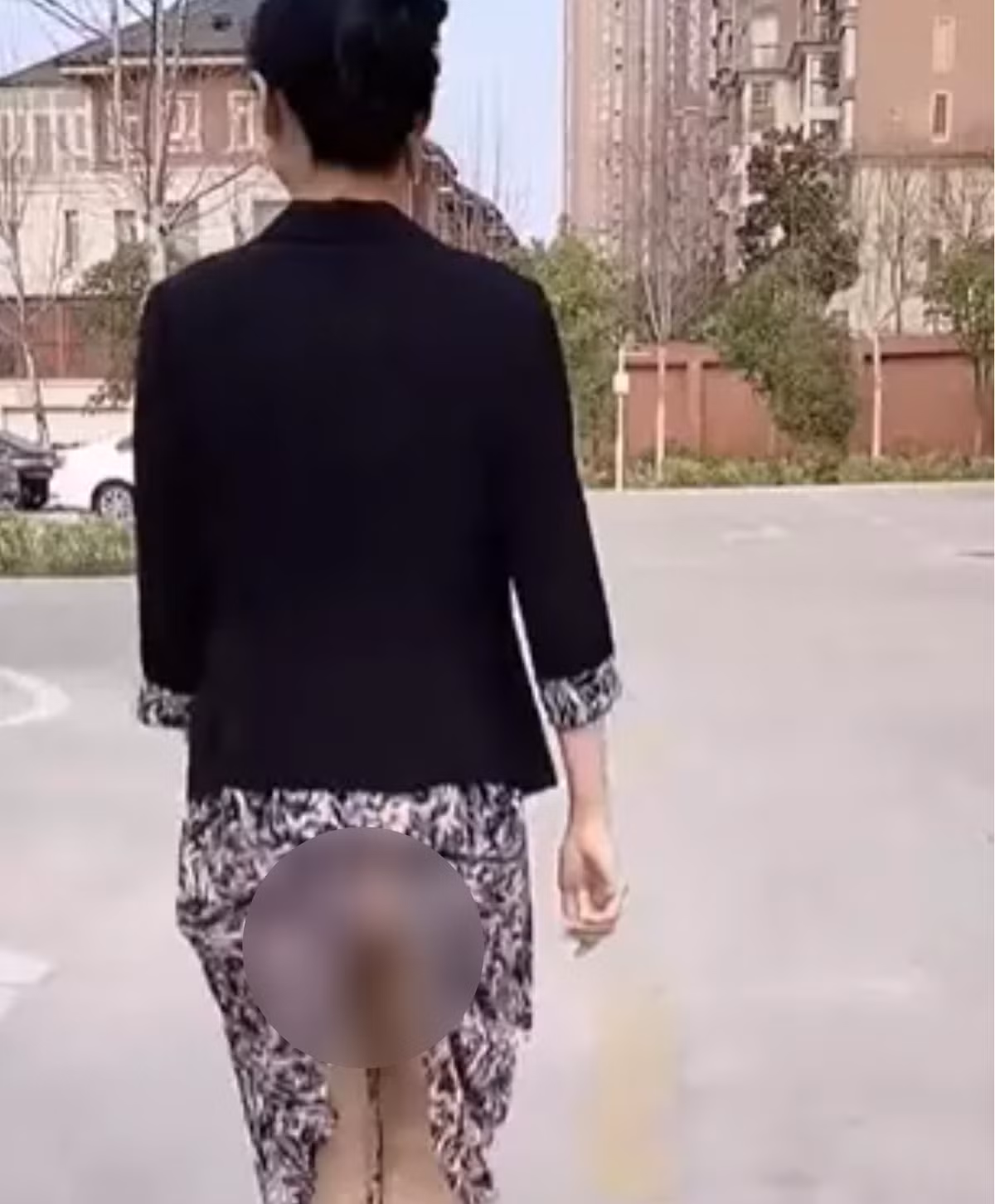 Theo đó, trong lúc không để ý phần đuôi váy đã bị kẹp lên cạp quần khiến người này để lộ gần hết vòng 3 mà không hề hay biết. Nhưng do nữ chính đã mặc quần tất da nên không gây ra quá nhiều phản cảm.