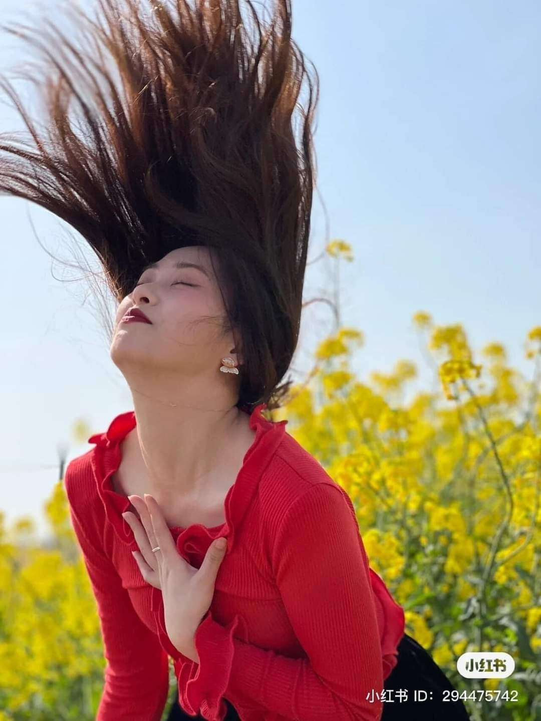 Cụ thể cô gái này mong muốn có những shoot hình nghệ thuật với tạo dáng hất tóc, đứng cạnh vườn hoa màu vàng xinh đẹp. Bản thân cô cũng rất nhiệt tình tạo dáng, hất tóc đúng kiểu để có được bức ảnh đẹp. Ảnh: Halo Hà Nội