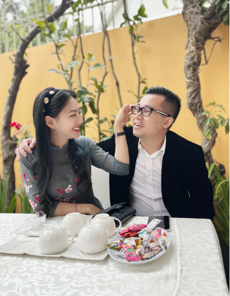 Thế nhưng, khi đang gặt hái được nhiều thành công trong sự nghiệp hot girl 9x này lại quyết định gác lại hoạt động nghệ thuật để “yên bề gia thất” vào năm 2017. Đến nay, tổ ấm nhỏ của Yến Xôi đã có thêm 1 bé trai và 1 bé gái.