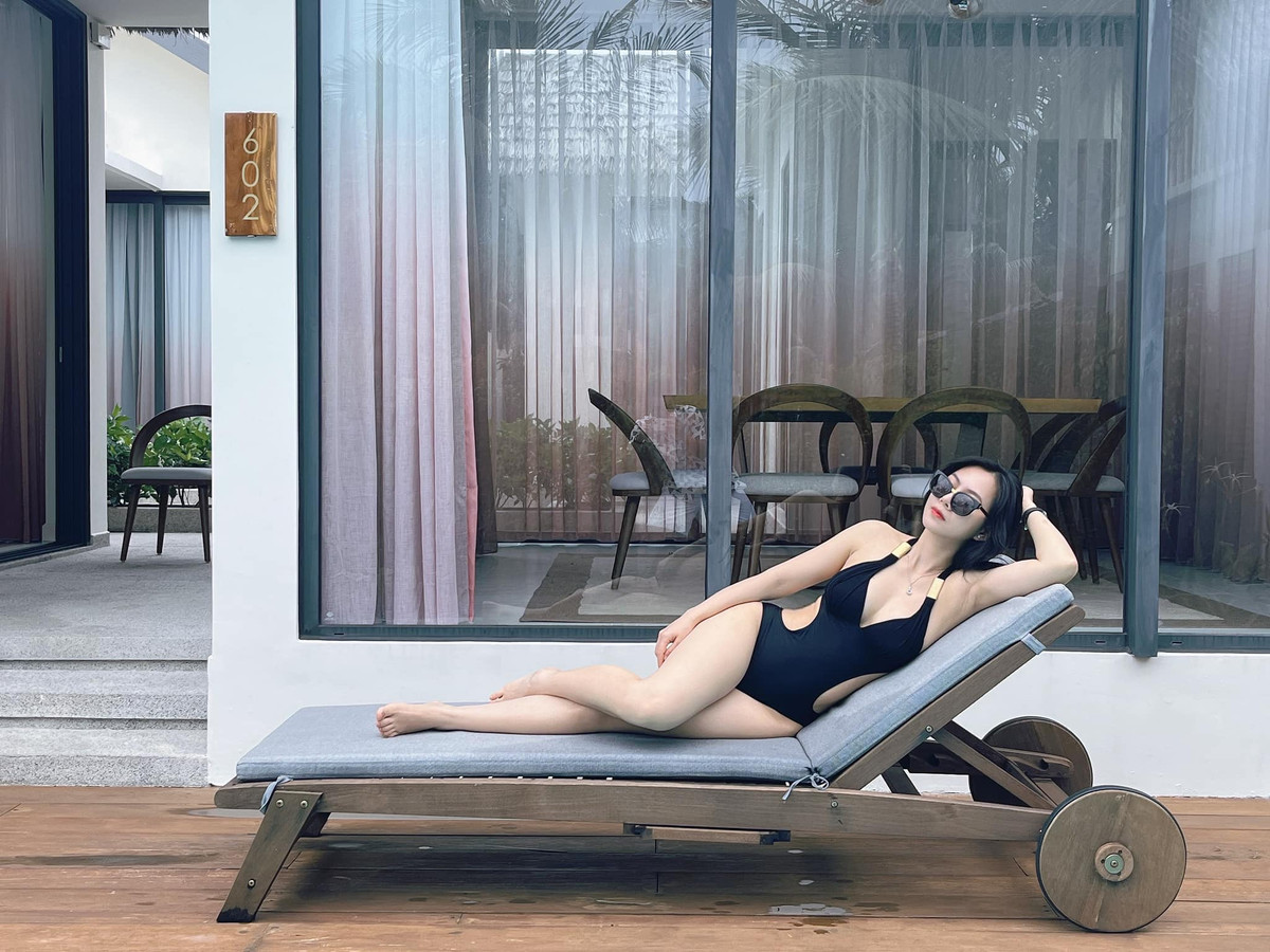 Cuộc sống hôn nhân của gái xinh này ở thời điểm hiện tại làm nhiều người ngưỡng mộ. Trên trang cá nhân, Yến Xôi thường chia sẻ những bức hình đi du lịch khắp nơi và không ngại khoe đường cong quyến rũ.