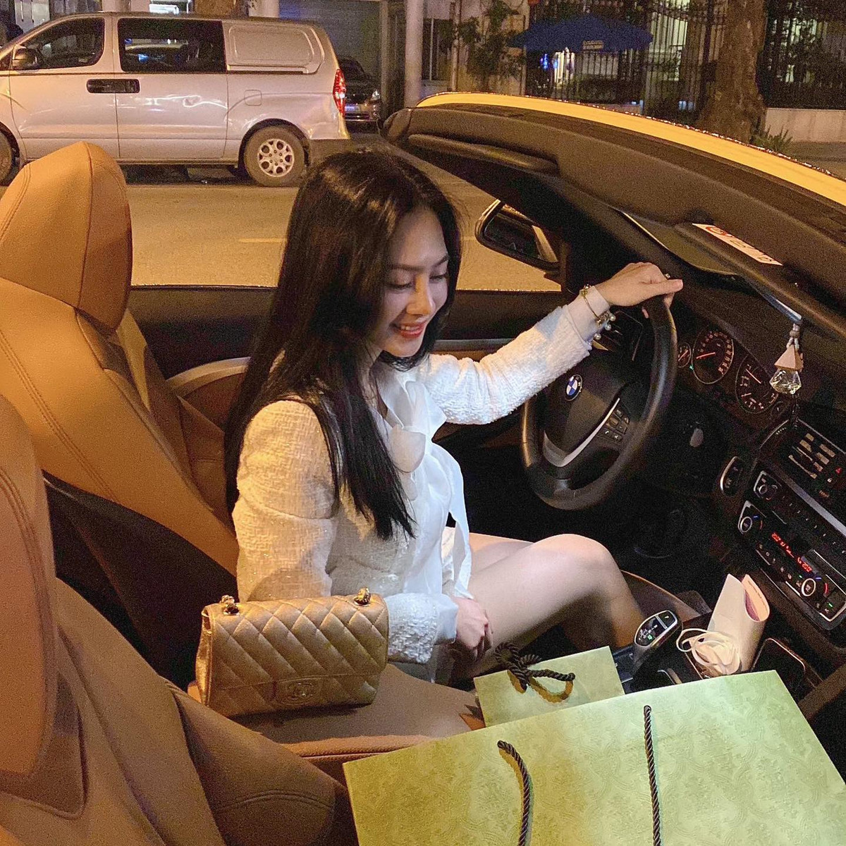 Yến Xôi từng chia sẻ, gia đình cô sở hữu 2 xe sang Range Rover có giá 7 tỷ đồng và chiếc Rolls-Royce trị giá 25 tỷ đồng.