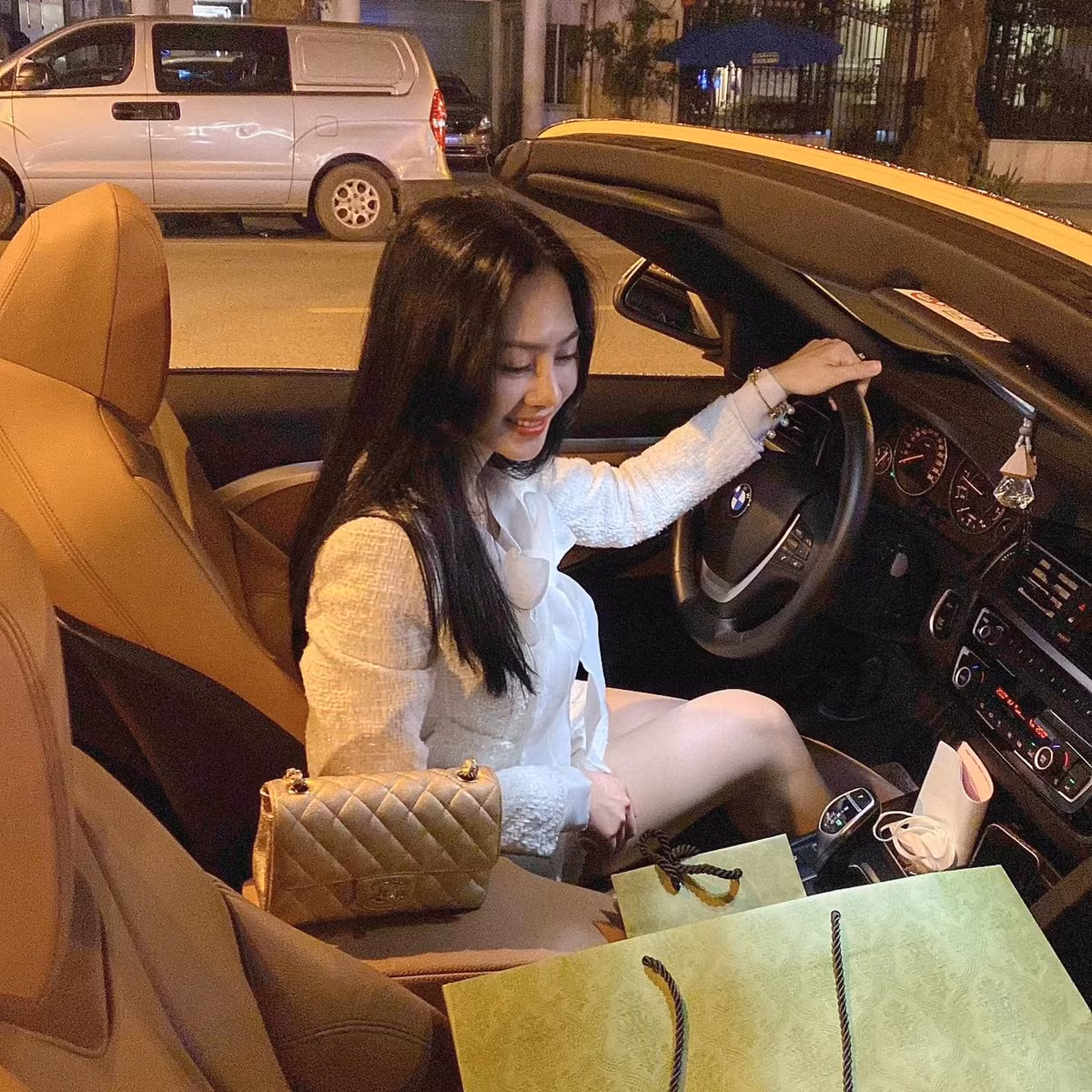 Yến Xôi từng chia sẻ, gia đình cô sở hữu 2 xe sang Range Rover có giá 7 tỷ đồng và chiếc Rolls-Royce trị giá 25 tỷ đồng.