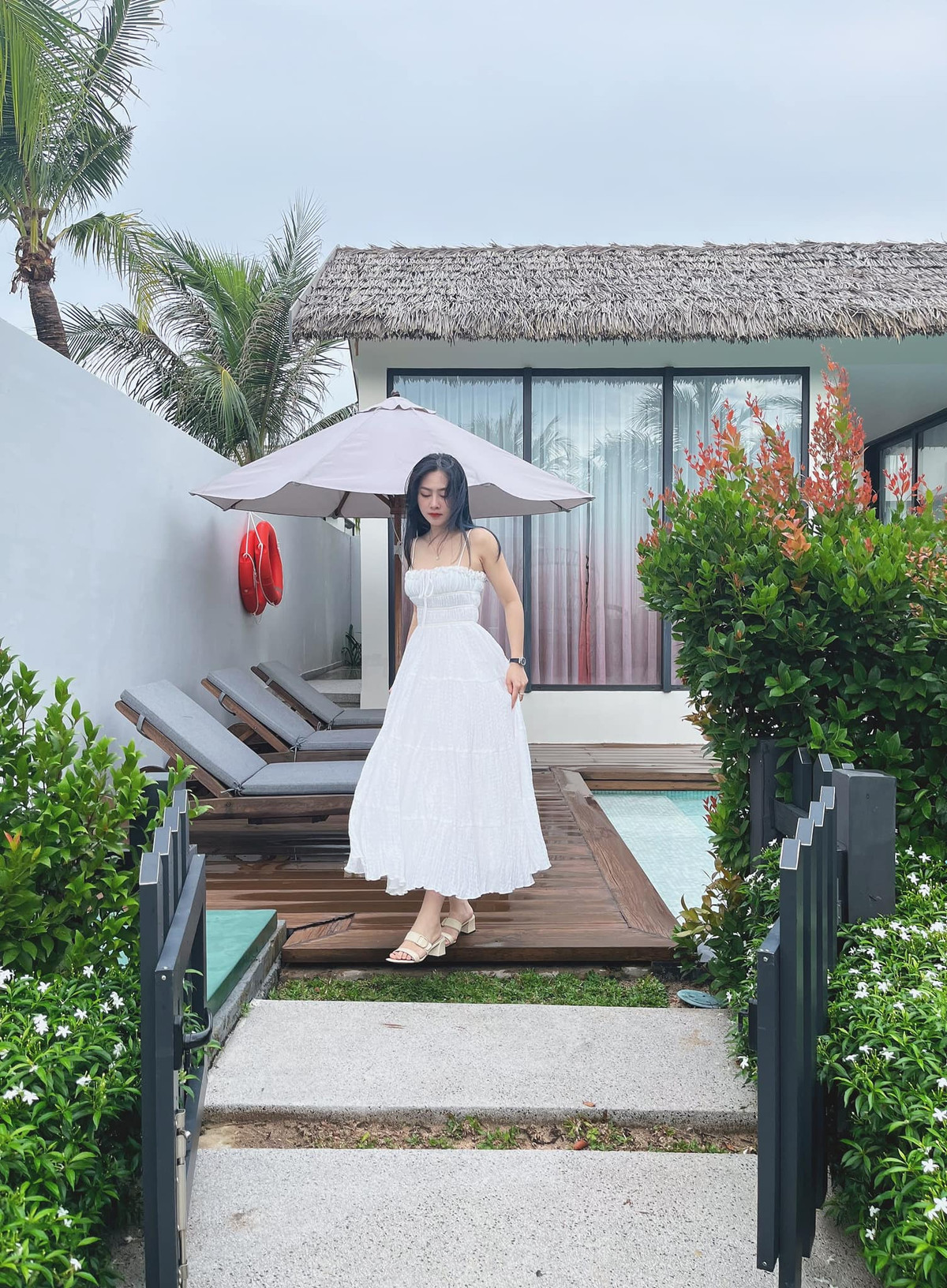 Là bà mẹ của hai nhóc tỳ xinh xắn nhưng cô vẫn giữ được nhan sắc trẻ trung và vóc dáng nóng bỏng như thời son rỗi.