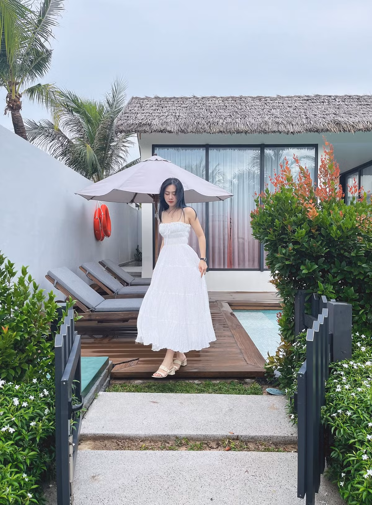 Là bà mẹ của hai nhóc tỳ xinh xắn nhưng cô vẫn giữ được nhan sắc trẻ trung và vóc dáng nóng bỏng như thời son rỗi.