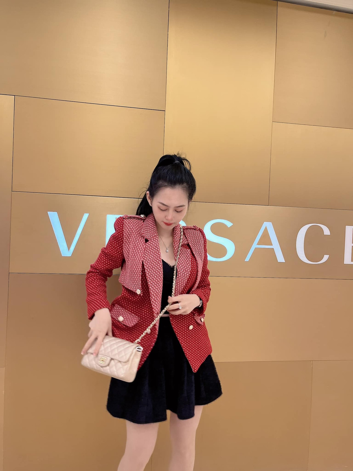 Ngoài ngôi nhà rộng lớn như cung điện, vợ chồng hot girl Hà thành từng để lộ nhiều bất động sản giá trị ở Nha Trang, Hòa Bình,… cùng cuộc sống sang chảnh với siêu xe và hàng hiệu.