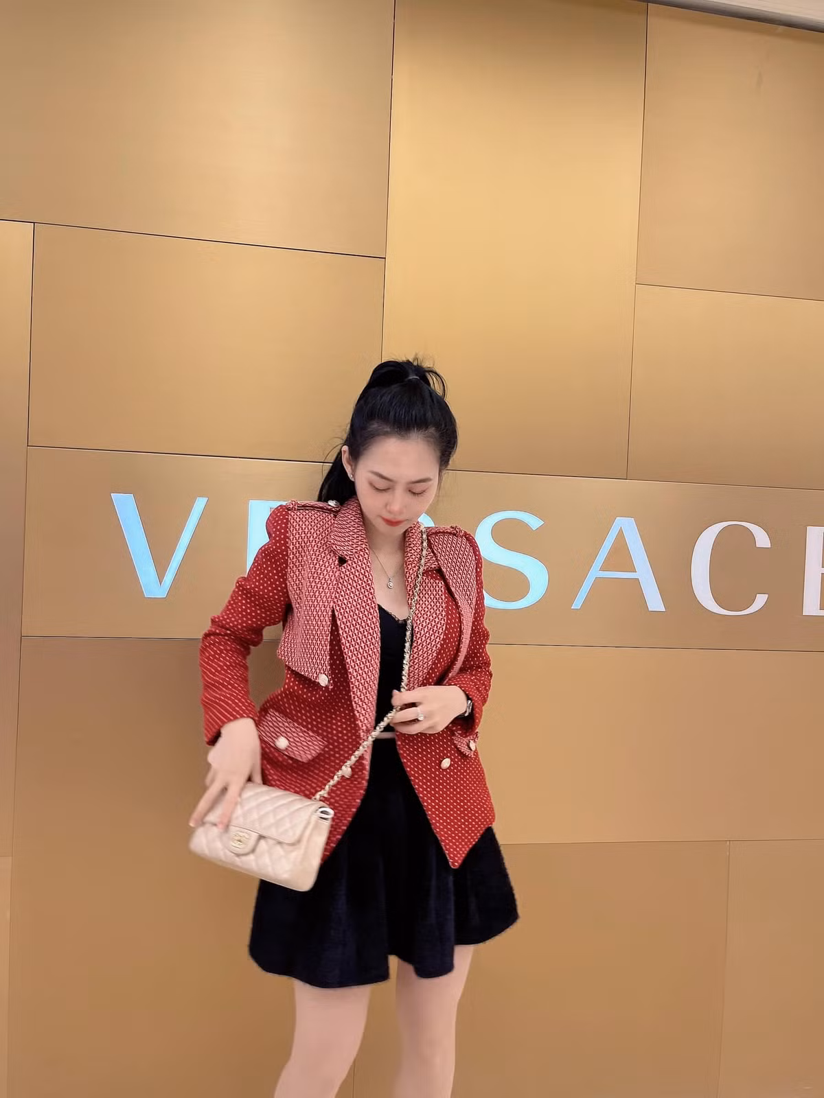 Ngoài ngôi nhà rộng lớn như cung điện, vợ chồng hot girl Hà thành từng để lộ nhiều bất động sản giá trị ở Nha Trang, Hòa Bình,… cùng cuộc sống sang chảnh với siêu xe và hàng hiệu.